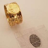 Ring met vingerafdruk geheel volgens origineel