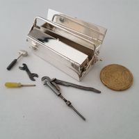 Miniatuur handgemaakte zilveren gereedschapskist met werkend gereedschap